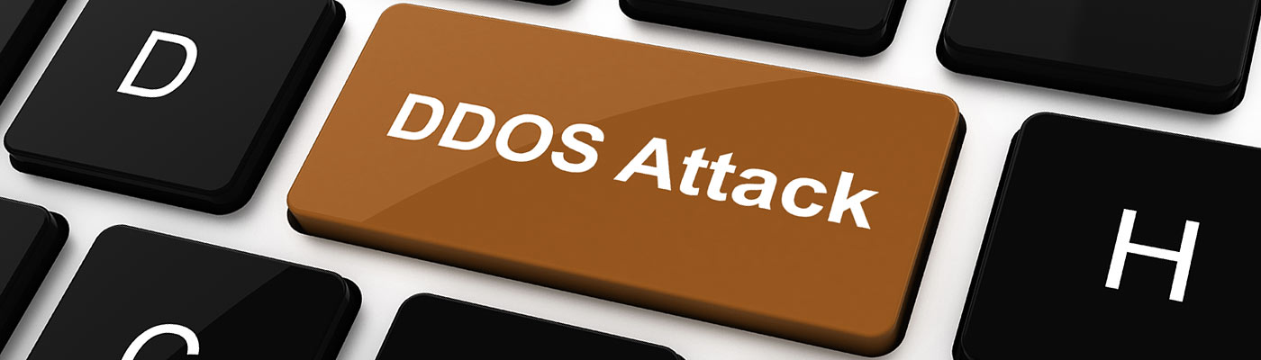 Eine Tastatur mit einer braunen Taste, die &quot;DDOS Attack&quot; zeigt.